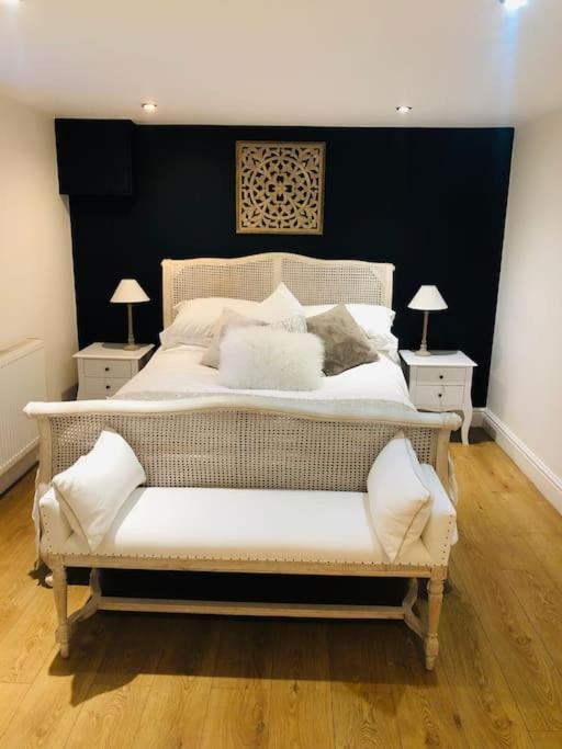 2 Double Bedroom Large Modern Self Contained Apartment Free Parking Camberley Kültér fotó