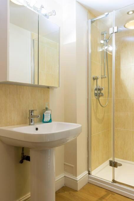 2 Double Bedroom Large Modern Self Contained Apartment Free Parking Camberley Kültér fotó