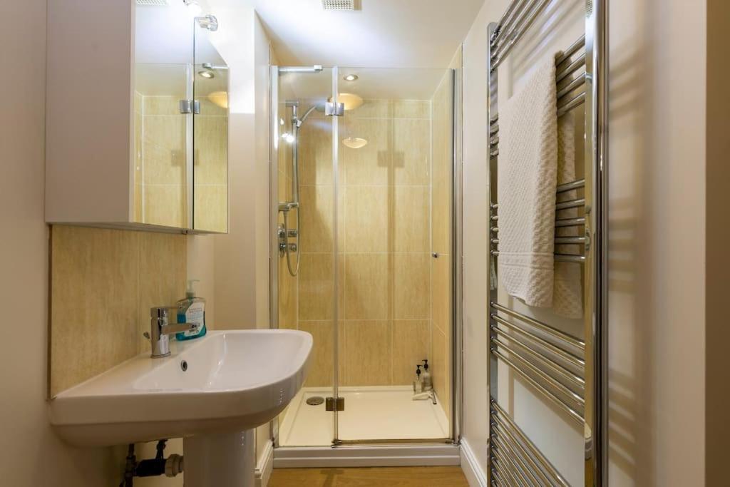 2 Double Bedroom Large Modern Self Contained Apartment Free Parking Camberley Kültér fotó