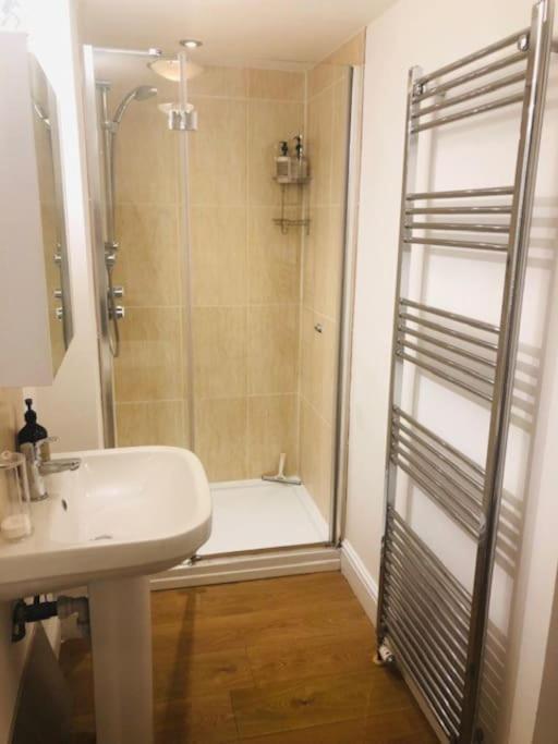 2 Double Bedroom Large Modern Self Contained Apartment Free Parking Camberley Kültér fotó