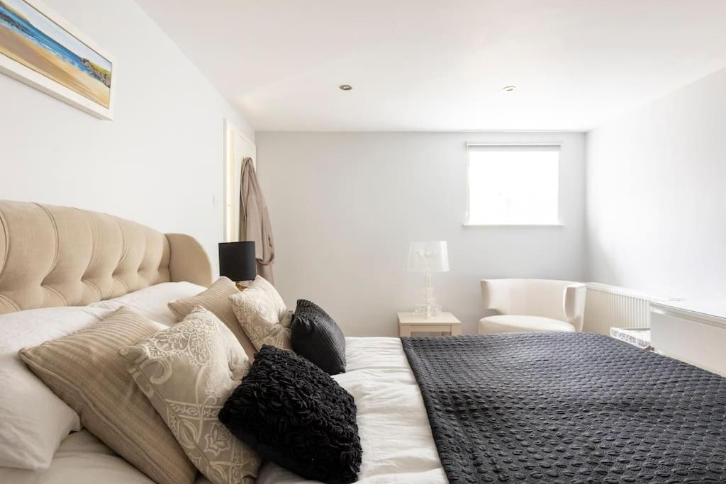 2 Double Bedroom Large Modern Self Contained Apartment Free Parking Camberley Kültér fotó
