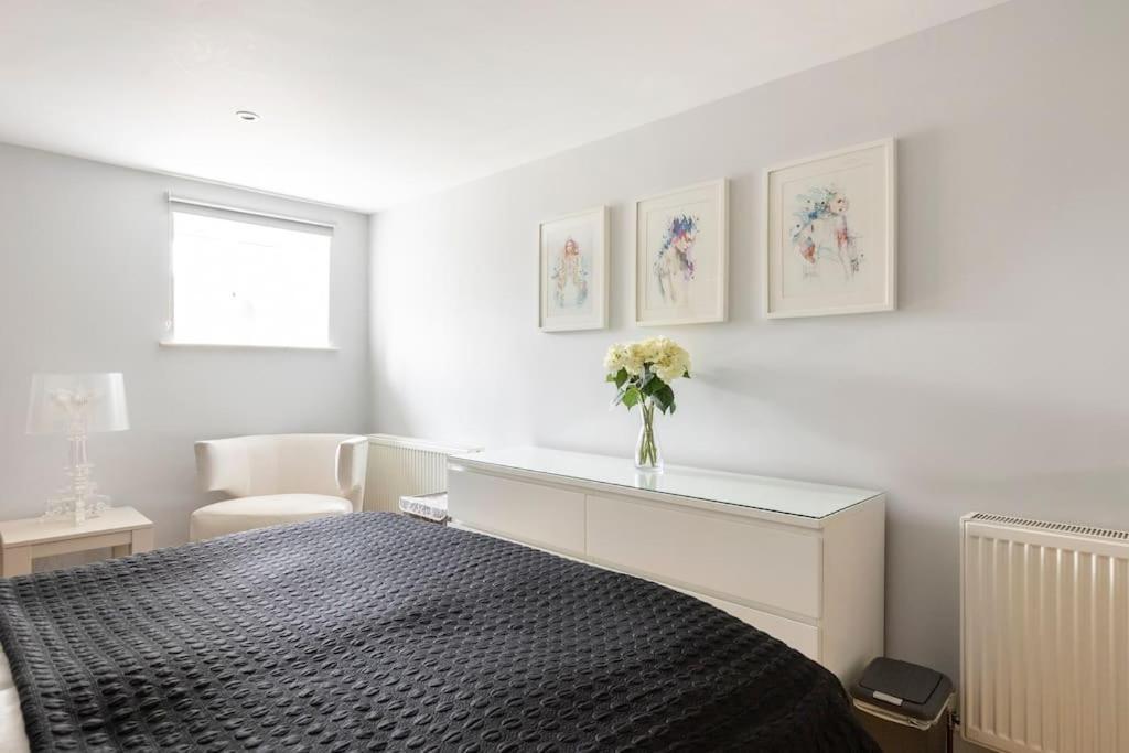 2 Double Bedroom Large Modern Self Contained Apartment Free Parking Camberley Kültér fotó