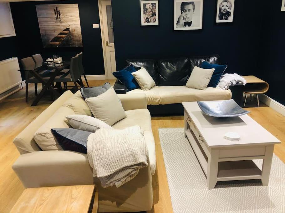 2 Double Bedroom Large Modern Self Contained Apartment Free Parking Camberley Kültér fotó